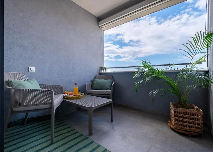 With Garage شقة *