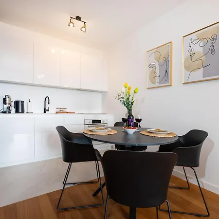 Apartment With Garage *