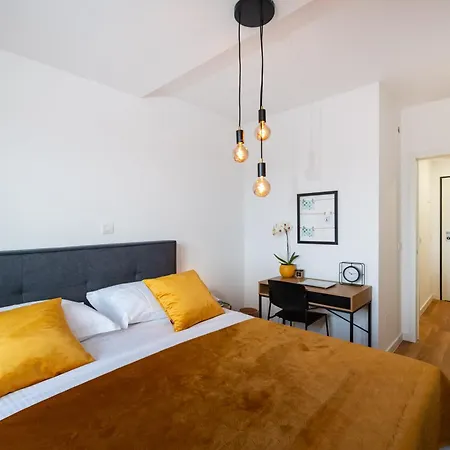 Apartment With Garage *